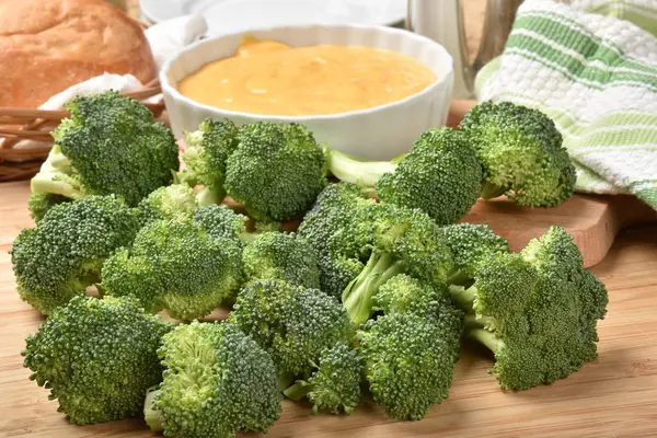 Trempette au brocoli et fromage — Photo