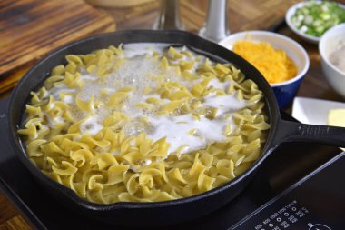 Kaynama yumurta noodle