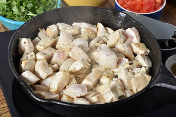Freír pechugas de pollo en cubitos — Foto de Stock