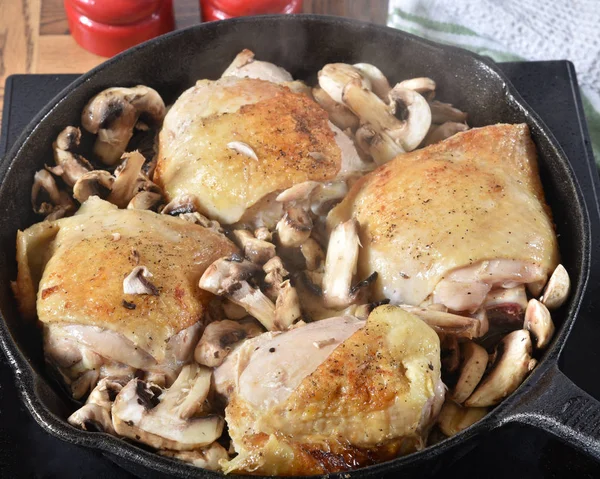 Simmering chicken and mushrooms — Stock Photo, Image