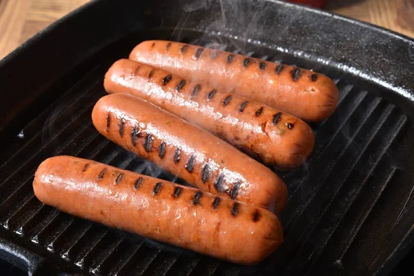 Grilling hot dogs — Stock Photo, Image