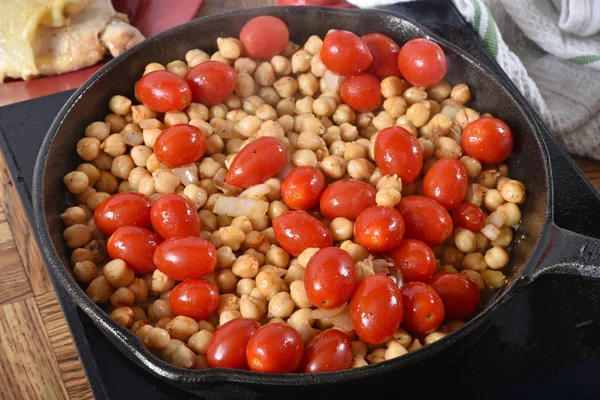 Ciecierzyca i pomidory — Zdjęcie stockowe