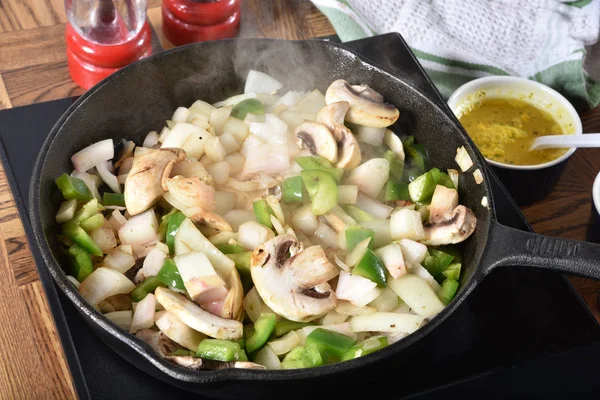 Sauteing vegetables — Stock Photo, Image