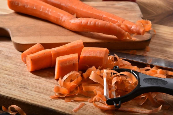Cenouras frescas descascadas — Fotografia de Stock