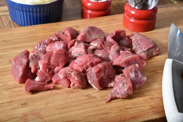 Carne de guisado temperada — Fotografia de Stock