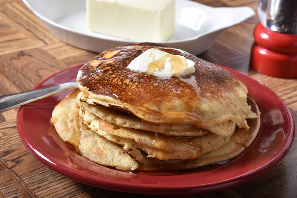 Amaranth pancakes with syrup — Stock Photo, Image