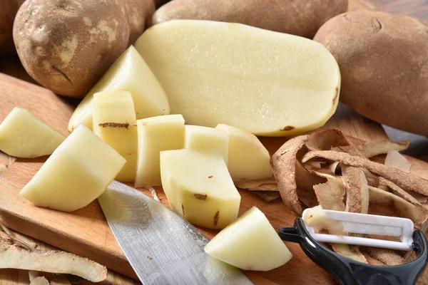 Peeled and diced potatoes — Stock Photo, Image