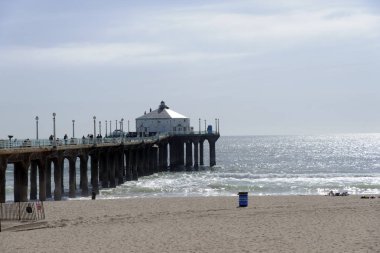 Manhattan beach iskelede güneşli bir günde.