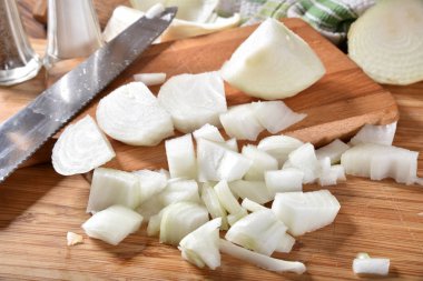 Bir kesme tahtası üzerinde taze doğranmış soğan