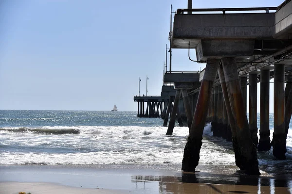 Een Zeilboot Verte Vanaf Pier Van Venetië Californië — Stockfoto