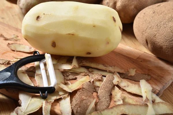 Peeled Russet Potato Cutting Board — Stock Photo, Image