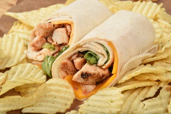 Ízletes csirke wrap szendvics — Stock Fotó