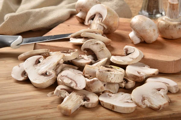 Funghi freschi affettati — Foto Stock