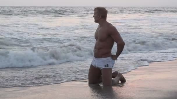 Bodybuilder Waves Beach Sundown — Stock Video