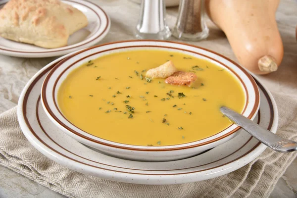 Zelfgemaakte pompoensoep van butternut — Stockfoto