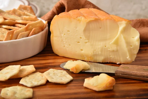 Queso de otoño gourmet con galletas saladas —  Fotos de Stock