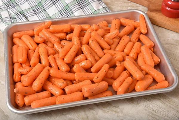 Zanahorias bebé en una sartén para asar —  Fotos de Stock