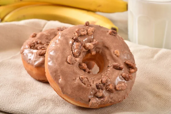 Donuts mit Karamell-Zuckerguss und Streusel — Stockfoto