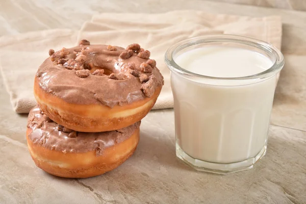 Donuts und Milch — Stockfoto