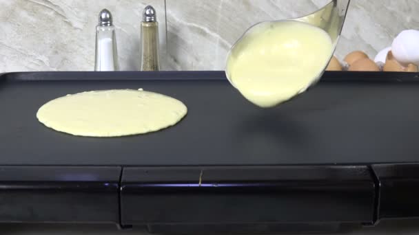 Verser Pâte Crêpes Sur Grill Ralenti — Video