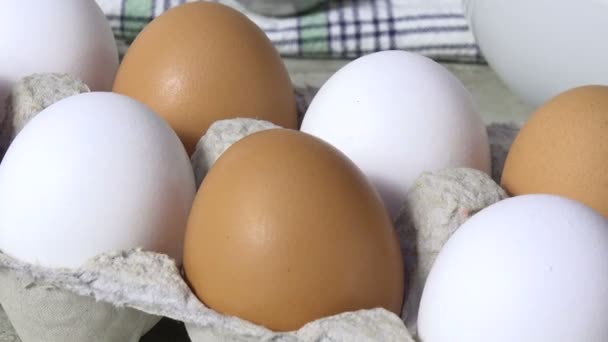 Braune Und Weiße Eier Einem Zeichentrickfilm Einer Rührschüssel — Stockvideo