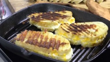 Kızarmış peynirli sandviç servis ediyorum.