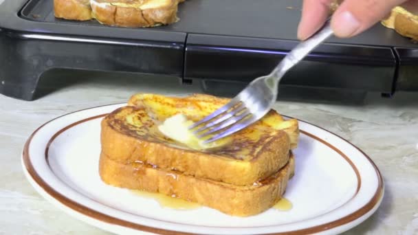 Tomando Bocado Mantequilla Tostada Francesa Casera — Vídeos de Stock