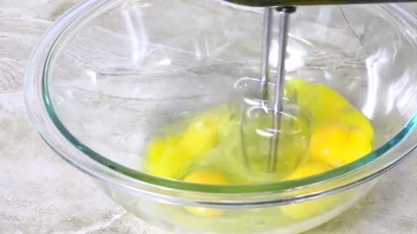 用电动搅拌器打鸡蛋 慢动作 — 图库视频影像