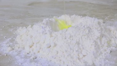 Un yığınına düşen çiğ bir yumurta.