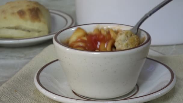 吃一汤匙番茄红汤的慢动作 — 图库视频影像