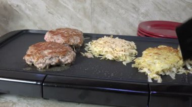 Elektrikli ızgarada pişen haşlanmış patates.