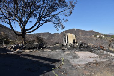 Ev yangında yok oldu.