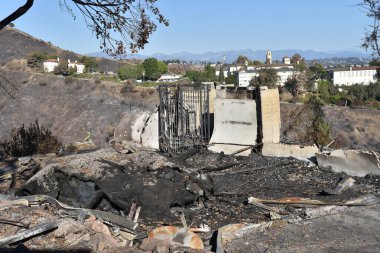Yangında yanan bir evin kalıntıları.