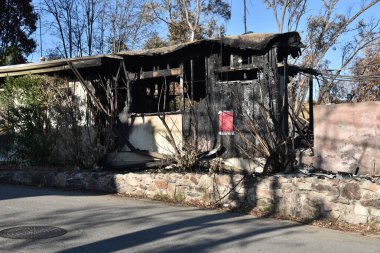 Yanmış bir ev yangında yok oldu.