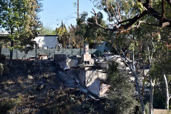 Restos de uma casa destruída pelo fogo selvagem — Fotografia de Stock