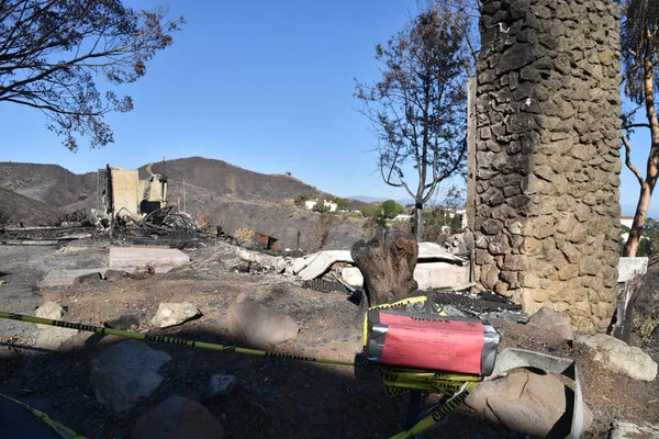 Restos de casa marcados inseguros após incêndio — Fotografia de Stock