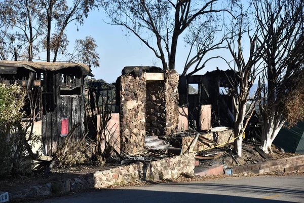 Restos de uma casa eviscerada por Getty Fire — Fotografia de Stock