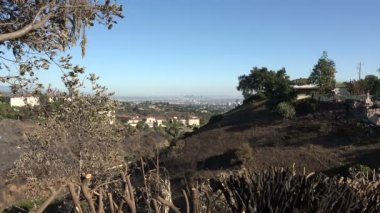 Getty Fire 'ın yanan yamacından Los Angeles manzarası