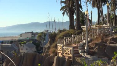 Güney Kaliforniya 'daki Santa Monica Körfezi' nin yukarısındaki Palisades Parkı 'na giden adımlar.