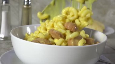 Ağır çekimde peynirli makarna servis ediyorum.