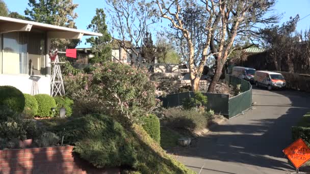 Los Angeles November 2019 Burned House One Spared Getty Fire — Stock Video