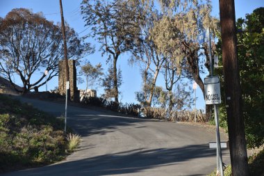 Vahşi ateş tarafından yok edilen bir evin kalıntıları.