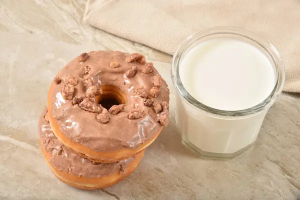 加了一杯牛奶的甜甜圈 — 图库照片