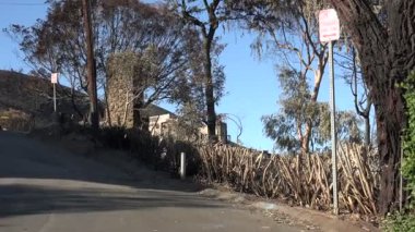 Kanyonun tepesinde yanmış bir ev. 