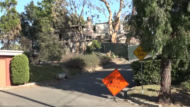 Una Casa Bruciata Incendio Appena Oltre Segno Utility Work Ahead — Video Stock