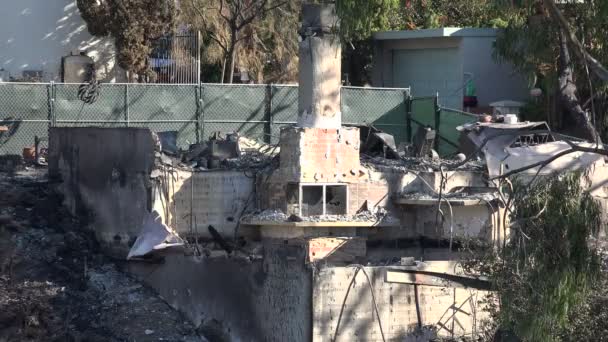 Überreste Eines Hauses Auf Einem Abgebrannten Hügel Tage Nach Einem — Stockvideo