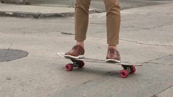 Κοντινό Πλάνο Ενός Νέου Άνδρα Που Παίρνει Ένα Skateboard — Αρχείο Βίντεο
