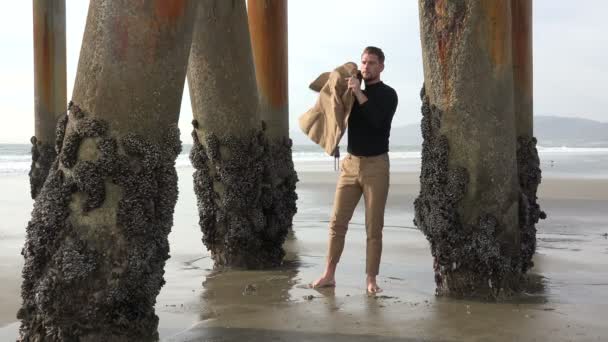 Schöner Mann Der Strand Eine Anzugjacke Anzieht — Stockvideo