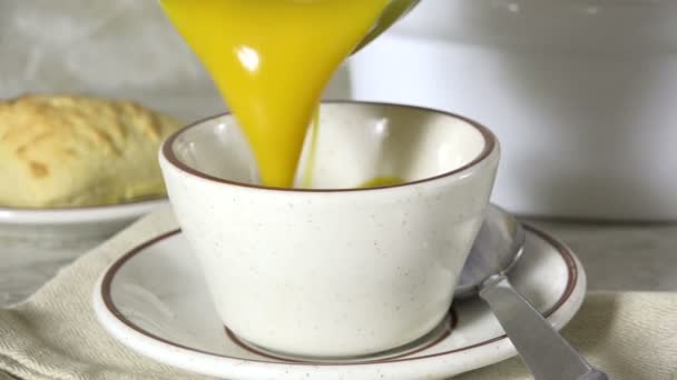 Подавать Чашку Сладкого Картофельного Супа — стоковое видео