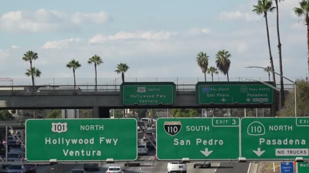 Señales Tráfico Una Autopista Los Ángeles — Vídeos de Stock